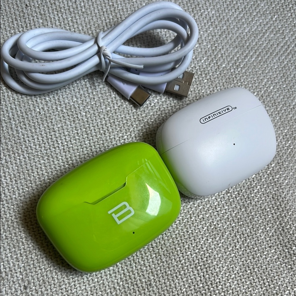 ****BRAND NEW*** off brand Green and White Wireless Earbuds with‎ Charging Case